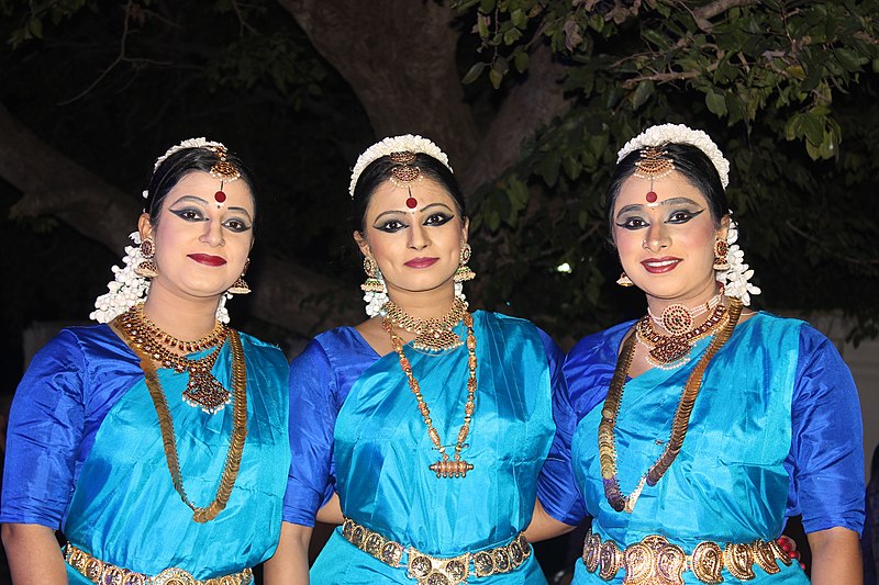 File:Bharat Natyam dancers in performing in Bharat Bhavan Bhopal 1.jpg