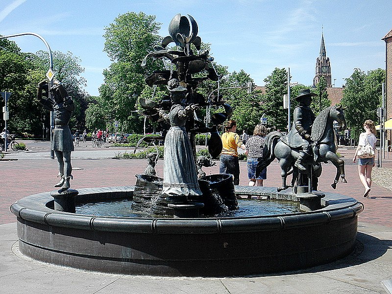 File:20130606.Sagenbrunnen in Jever.-011.jpg