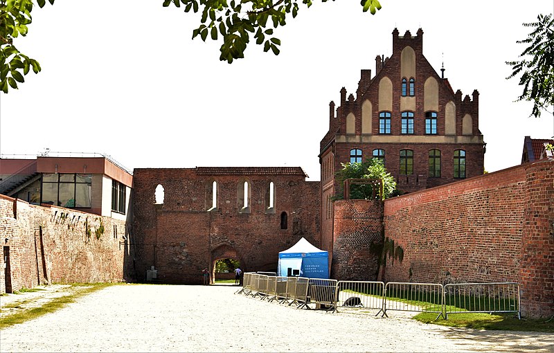 File:Toruń, Dwór Mieszczański 1.jpg