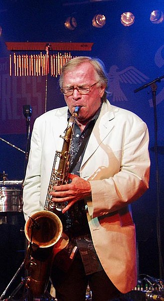 File:Klaus Doldinger alleine mit Saxophon.jpg