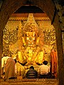English: the famous Mahamuni Statue, Mahamuni Pagoda, Mandalay Deutsch: die berühmte Mahamuni Statue, Mahamuni-Pagode, Mandalay