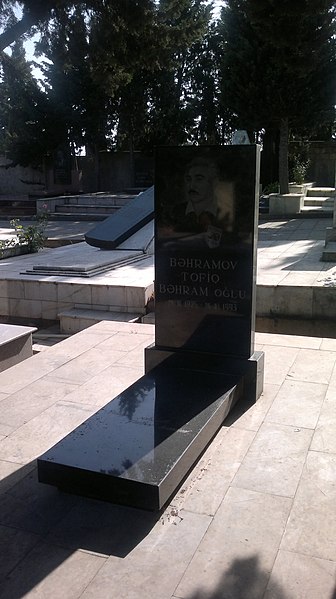 File:Grave of Tofiq Bahramov.jpg