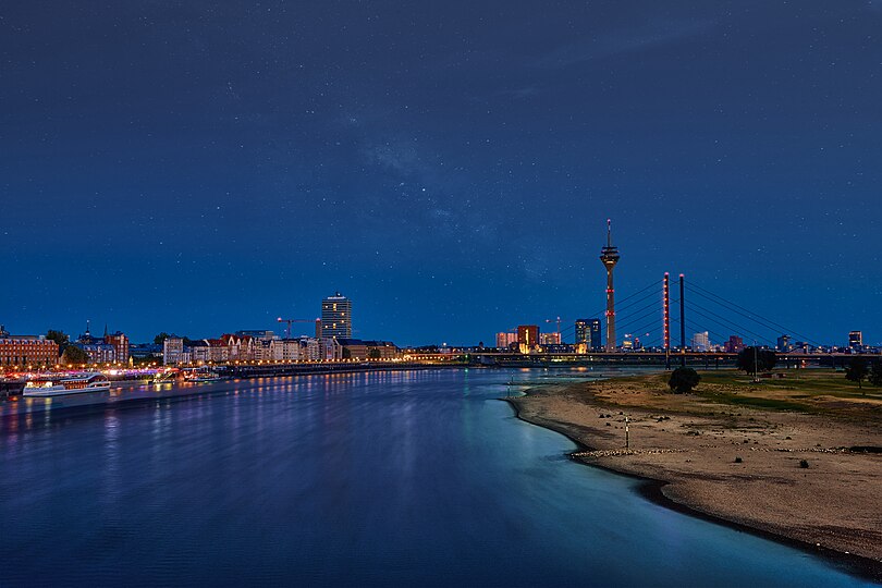 Deutsch: Rheinturm Düsseldorf