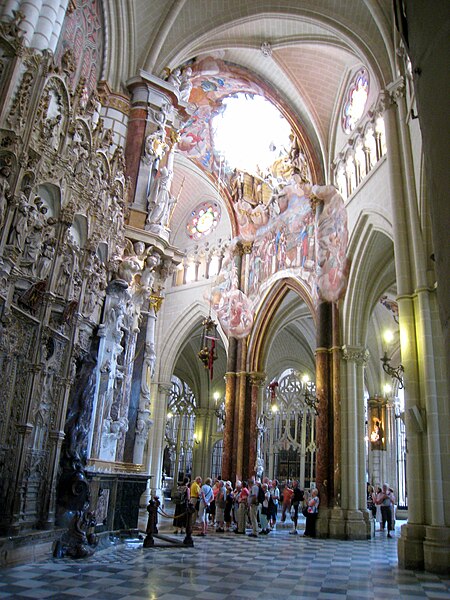 File:Transparente of Toledo Cathedral - side view 1.JPG