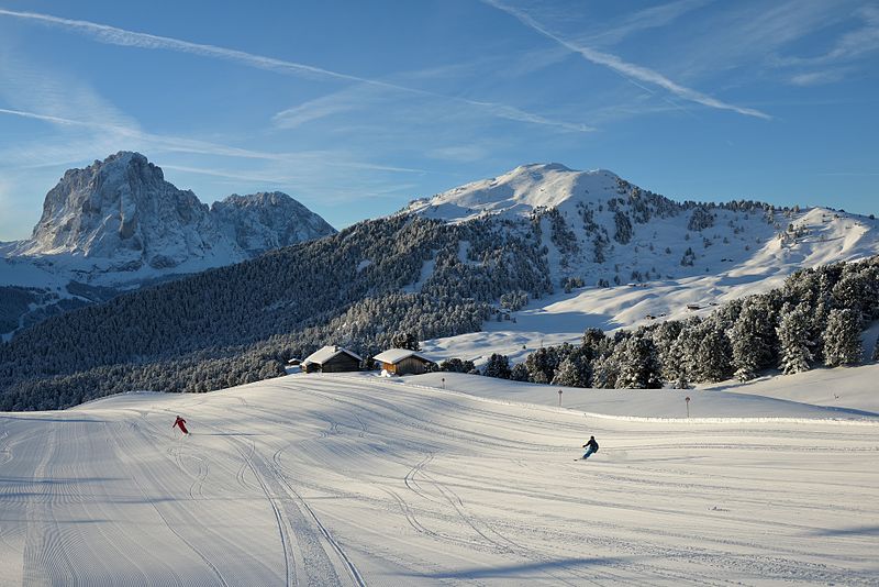 File:Groomed skirun from Seceda Val Gardena.jpg