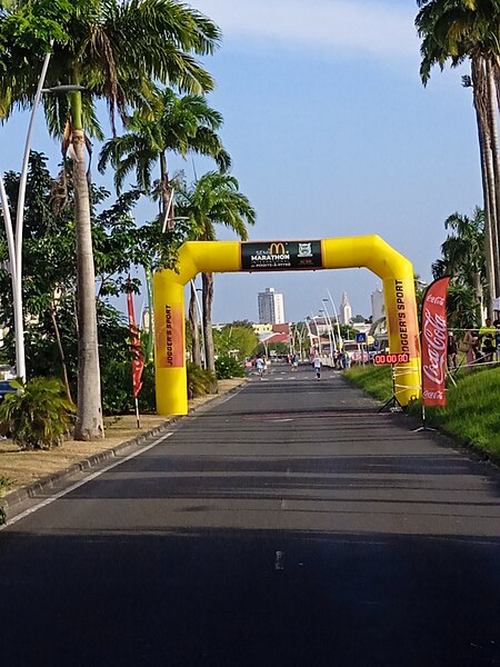 File:1er semi-marathon de Pointe-à-Pitre, ligne d'arrivée.jpg