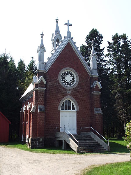 File:Chapelle du cimetière - St-Raymond.JPG