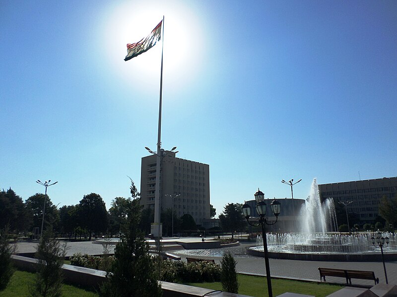 File:Флаг Таджикистана, Худжанд.JPG