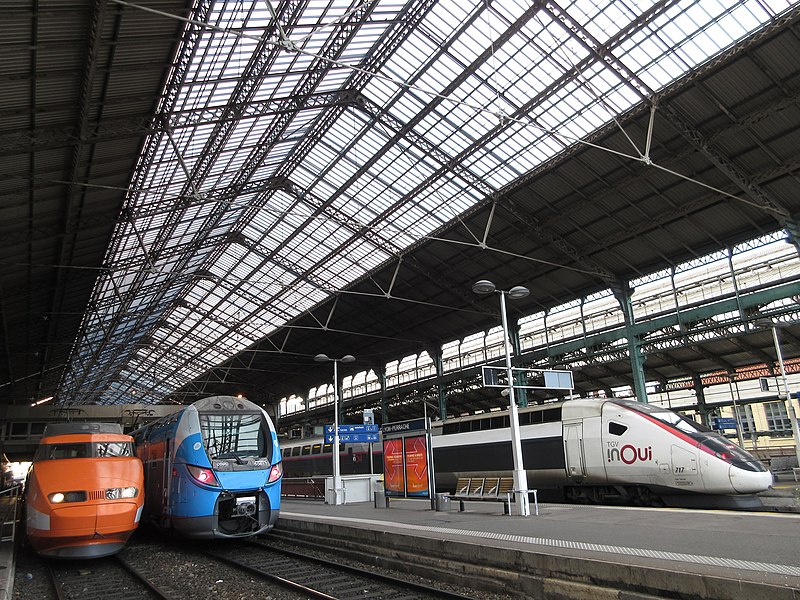 File:Halle et quais de la gare de Lyon-Perrache.jpg