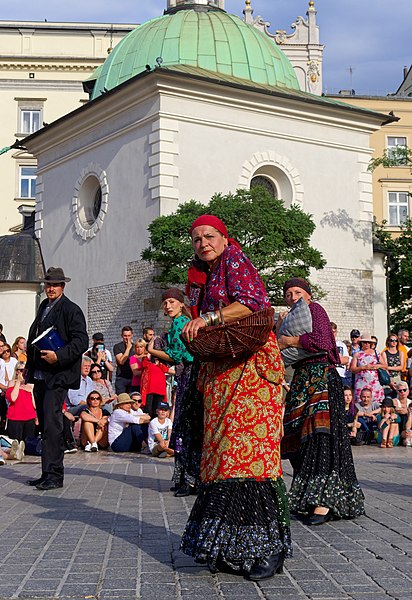 File:32. Ulica - Studio Teatru KTO - DROM - ścieżkami Romów - 20190706 1753 4222.jpg