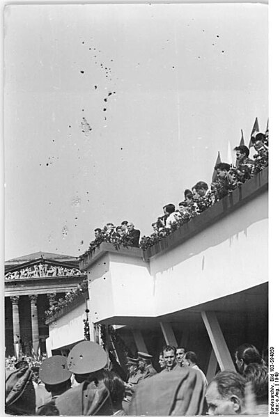 File:Bundesarchiv Bild 183-S94859, Budapest, II. Weltfestspiele, Festumzug, Ehrentribüne.jpg