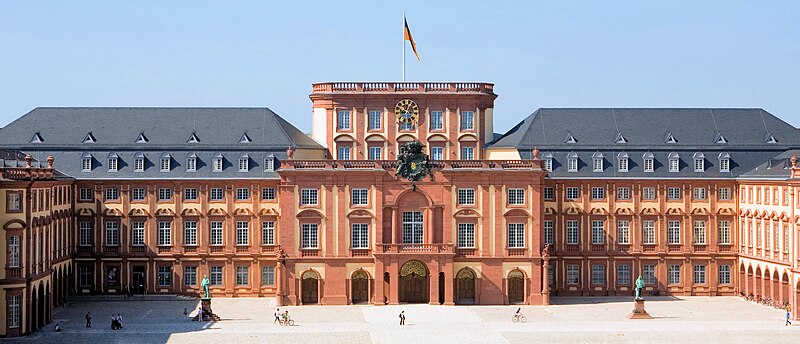 File:Universitaet Mannheim Schloss Ehrenhof.jpg