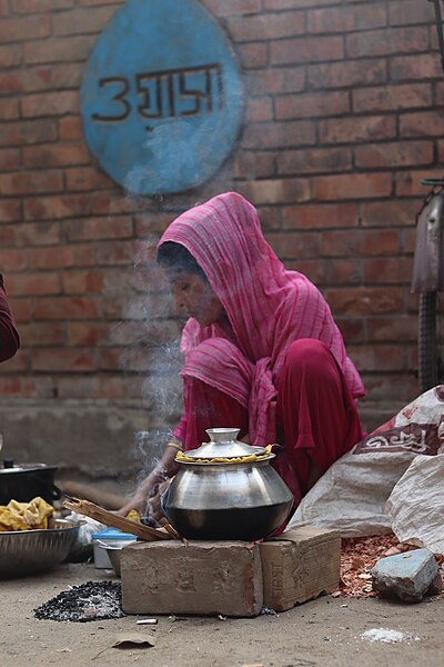 File:Bhapa pitha seller at dhaka.jpg