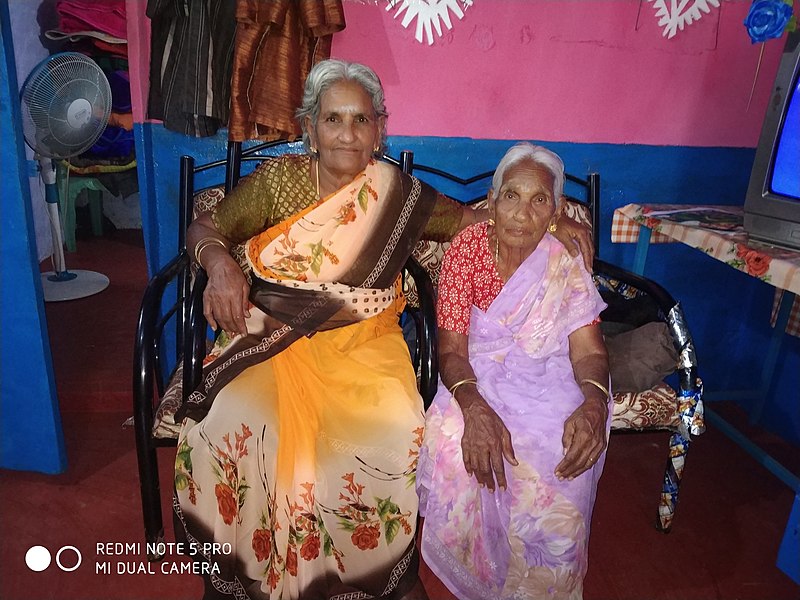 File:100 years mom and 70 years daughter for this photo.jpg