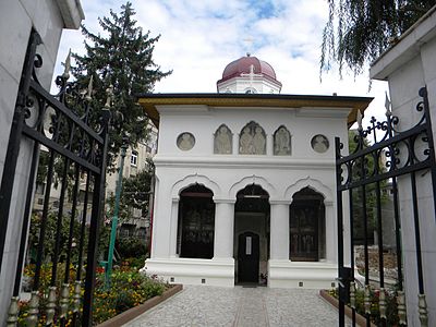 Română: Biserica „Sf. Împerator Constantin şi Elena” său „Sf. Nicolae”, Calea Plevnei nr. 30, colţ cu strada Sf. Constantin 33, monument istoric B-II-m-B-19395. Cupola sa schimbat.