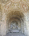 La statua del liocorno nella Grotta degli animali da Giambologna nella Villa Medicea di Castello, Firenze.