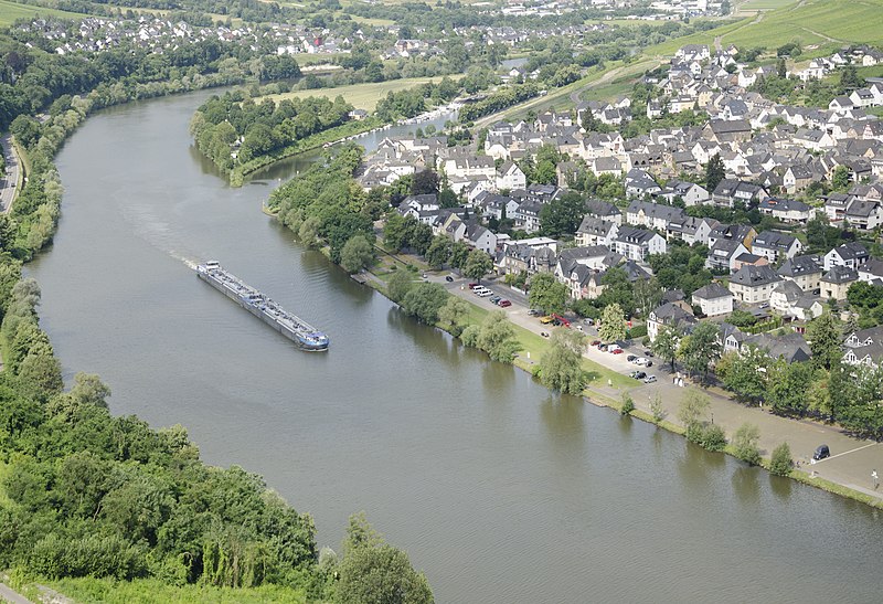 File:Barge on Mosel by Kues (2).jpg