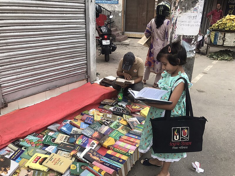 File:Street Bookshop 01.jpg