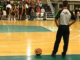 Árbitro de baloncesto en el partido Cáceres-Oporto