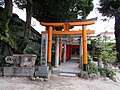 Shimekake Inari-jinja is located in the prescient of Kushida-jinja 櫛田神社境内の注連懸稲荷神社（しめかけいなりじんじゃ）