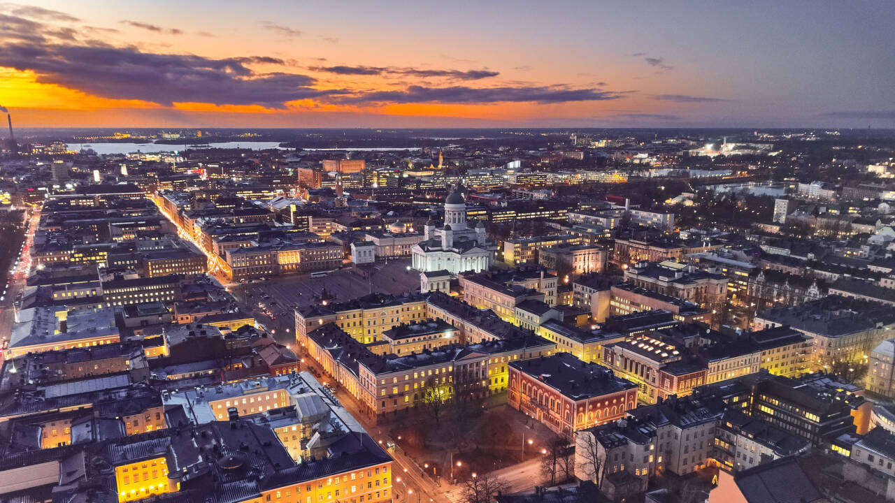 Ilmakuva Helsingin keskustasta auringonlaskun aikaan.