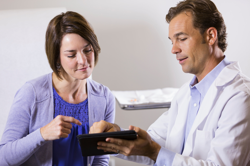 Hombre y una mujer mirando un ipad