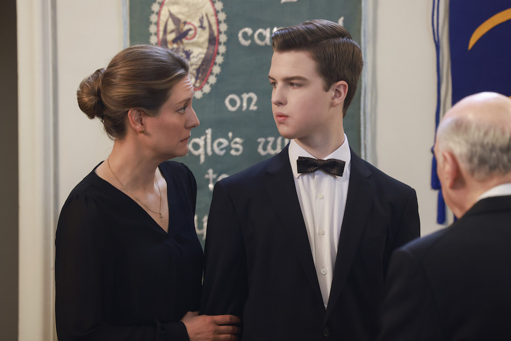 “Funeral” and “Memoir” – YOUNG SHELDON ends its seven-year run with a must-see two-episode series finale. Jim Parsons and Mayim Bialik reprise their roles as Sheldon Cooper and Amy Farrah Fowler in an unforgettable hour of television, on the series finale of YOUNG SHELDON, Thursday, May 16 (8:00-8:30 PM, ET/PT and 8:30-9:00 PM, ET/PT) on the CBS Television Network, and streaming on Paramount+ (live and on-demand for Paramount+ with SHOWTIME subscribers, or on-demand for Paramount+ Essential subscribers the day after the episode airs)*. Pictured (L-R): Zoe Perry as Mary and Iain Armitage as Sheldon    Photo: Sonja Flemming/CBS ©2024 CBS Broadcasting, Inc. All Rights Reserved.