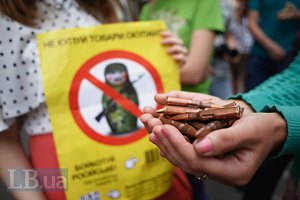 Активисты раздавали патроны посетителям российского ресторана 