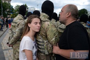 Из Киева в зону АТО отправились новые добровольцы батальона "Азов"