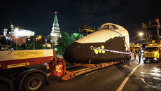 Транспортировка макета космического корабля Буран на ВДНХ. Архивное фото