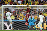 Александр Кокорин забивает гол во время футбольного матча между Алжиром и Россией