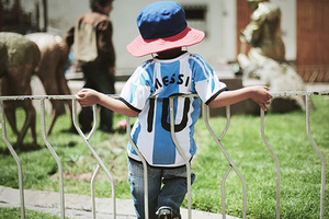 Аргентинский футболист Леонель Месси по праву считается лучшим игроком планеты последних лет. Месси — кумир миллионов и миллионов любителей футбола, а майка с его именем на спине стала предметом мечтаний мальчишек любой страны мира. В Южной Америке популярность Месси настолько велика, что можно смело говорить о культе этого игрока у простых любителей футбола.