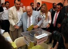Бывший президент Турции Сулейман Демирель на избирательном участке в Анкаре