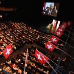 Wie kaum einer anderen europäischen Partei ist es der SVP - im Bild ein SVP-Parteitag in Basel - gelungen, den neuen zentralen politischen Konflikt zwischen «unsere Gemeinschaft» und «die anderen» präzise zu thematisieren und zum Kernprogramm zu machen.