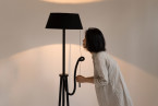 Die «Angry Lamp» erhellt mit ihrem breiten Lampenschirm den Raum nach oben und unten.