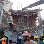 Rettungskräfte suchen in den Trümmern des eingestürzten Gebäudes in der Hafenstadt Mogla nach Überlebenden.