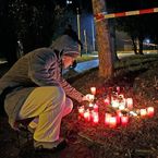 Ein Anwohner in der tschechischen Stadt Uherske Brod zündet Kerzen an im Gedenken an die Opfer des Amoklaufs vom Dienstag.