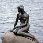 Als Wahrzeichen sitzt die kleine Seejungfrau aus Hans Christian Andersens Märchen am Ufer Kopenhagens.