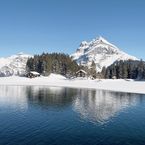 Weit entfernt von Hektik und Lärm: Der Arnisee, wo es sich bei Speis und Trank die Bergkulisse geniessen lässt.