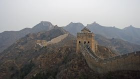 Westler fotografieren gerne die chinesische Mauer, die Chinesen wiederum freuen sich, wenn blonde Touristinnen für Fotos posieren.