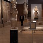 Zwölf Jahre nach seiner Plünderung ist das Irakische Nationalmuseum in Bagdad mit einzigartigen Schätzen aus altorientalischer und islamischer Zeit wiedereröffnet worden.