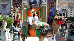 Einen grossen Auftritt im wahrsten Sinne des Wortes hat der Komiker Sascha Baron Cohen hingelegt. In seiner jüngsten Rolle des «Diktators» erschien er am Mittwoch mit zwei Model-Leibwächterinnen auf einem Kamel auf der Croisette.