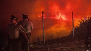 14. März: Bereits im April 2014 haben auf dem Gebiet der chilenischen Hafenstadt Valparaíso fünfzehn Menschen bei einem Waldbrand das Leben verloren. Nun stehen die Hügel um die Stadt, die etwa 120 Kilometer westlich der Hauptstadt Santiago liegt, erneut in Flammen.