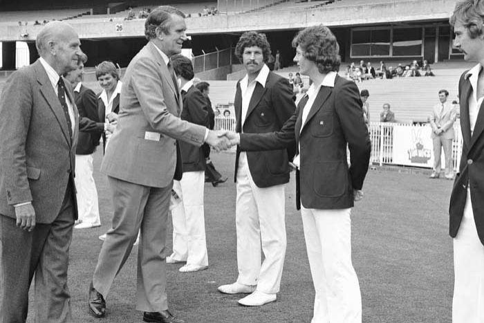 Malcolm Fraser greets players of the Victorian cricket team