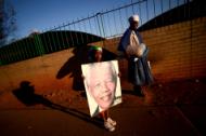 South Africa, world mourn "giant for justice" Mandela