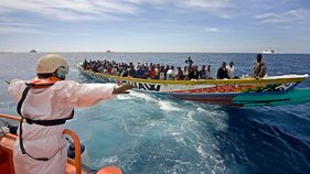 Die spanische Küstenwache fängt vor Teneriffa ein Fischerboot voller Migranten ab.