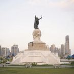 Die Strapazen haben sich gelohnt: Denkmal von Balboa in der Pose des Eroberers in Panama-Stadt.