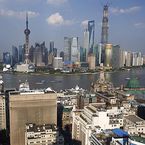 Die Skyline des Finanzdistrikts Pudong im Jahre 2013. Links der Oriental Pearl Tower und rechts im Bild der noch unvollendete Shanghai Tower - das mit 632 Meter zweithöchste Gebäude der Welt.