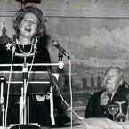 Die frischgebackene neue Parteichefin Margaret Thatcher bei einem Redeauftritt wenige Wochen nach ihrer Wahl, flankiert und beobachtet von ihrem Vorgänger Edward Heath.
