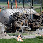 Spezialisten für Chemieunfälle überwachen die Aufrichtung eines Tankwagens in Daillens.